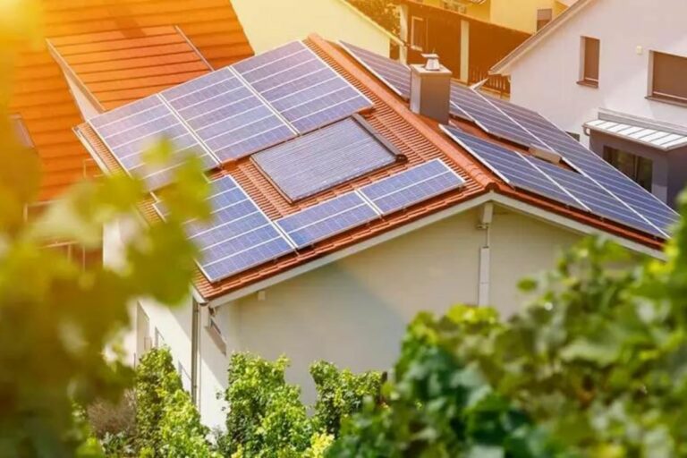 Brasil atinge 2 milhões de residências com energia solar: um marco histórico e um futuro promissor